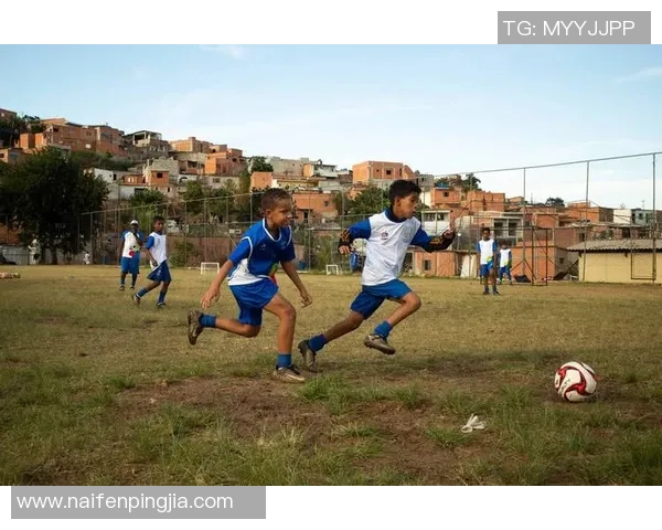 足球明星之间的深厚友情瞬间壁纸分享,展现绿茵场上的兄弟情谊与团队精神 足球明星之间的深厚友情瞬间壁纸分享,展现绿茵场上的兄弟情谊与团队精神