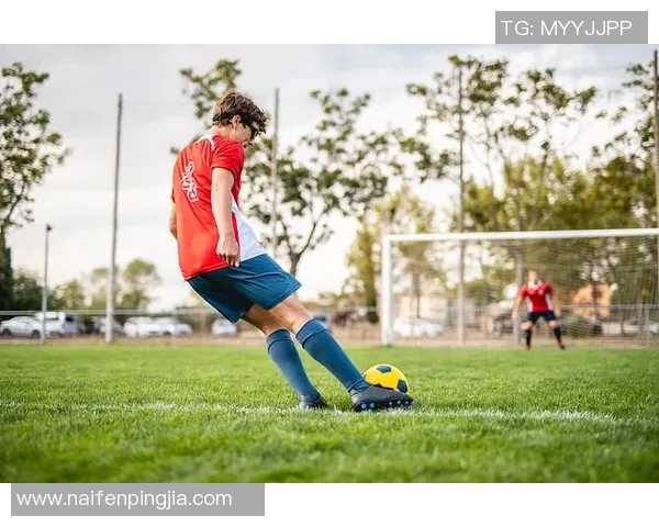 描绘足球明星男生背影的艺术作品展现运动魅力与青春活力 描绘足球明星男生背影的艺术作品展现运动魅力与青春活力